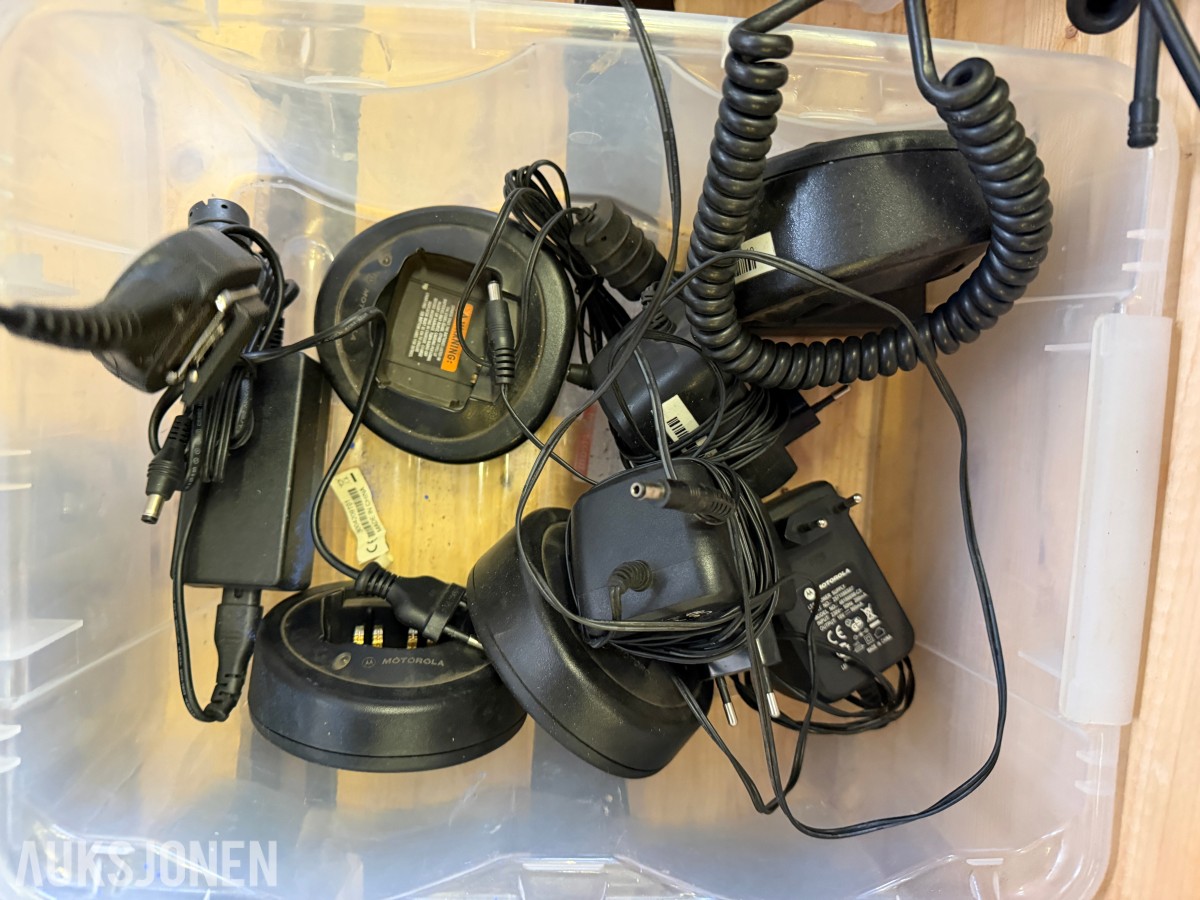 PARTI MED MOTOROLA GP340 UHF SAMBANDSRADIOER, HODESETT, LADERE OG TILBEHØR