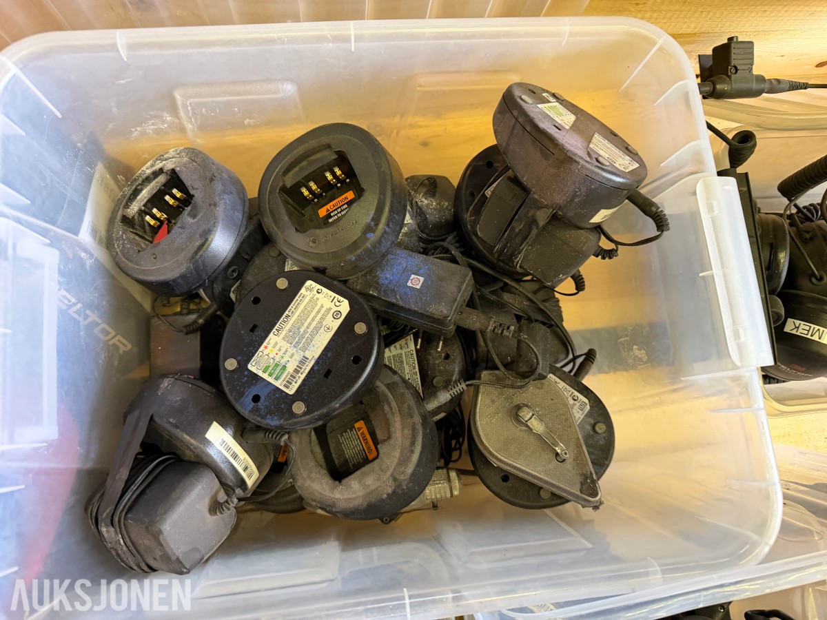PARTI MED MOTOROLA GP340 UHF SAMBANDSRADIOER, HODESETT, LADERE OG TILBEHØR