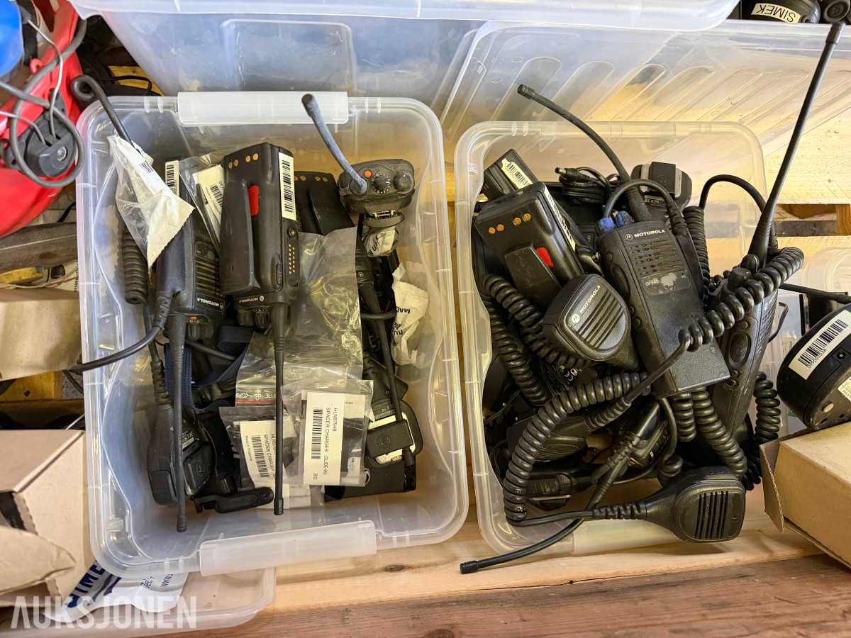 PARTI MED MOTOROLA GP340 UHF SAMBANDSRADIOER, HODESETT, LADERE OG TILBEHØR