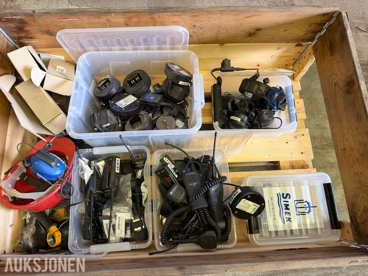 PARTI MED MOTOROLA GP340 UHF SAMBANDSRADIOER, HODESETT, LADERE OG TILBEHØR