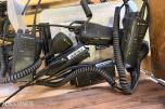 PARTI MED MOTOROLA GP340 UHF SAMBANDSRADIOER, HODESETT, LADERE OG TILBEHØR