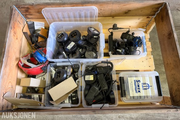 PARTI MED MOTOROLA GP340 UHF SAMBANDSRADIOER, HODESETT, LADERE OG TILBEHØR