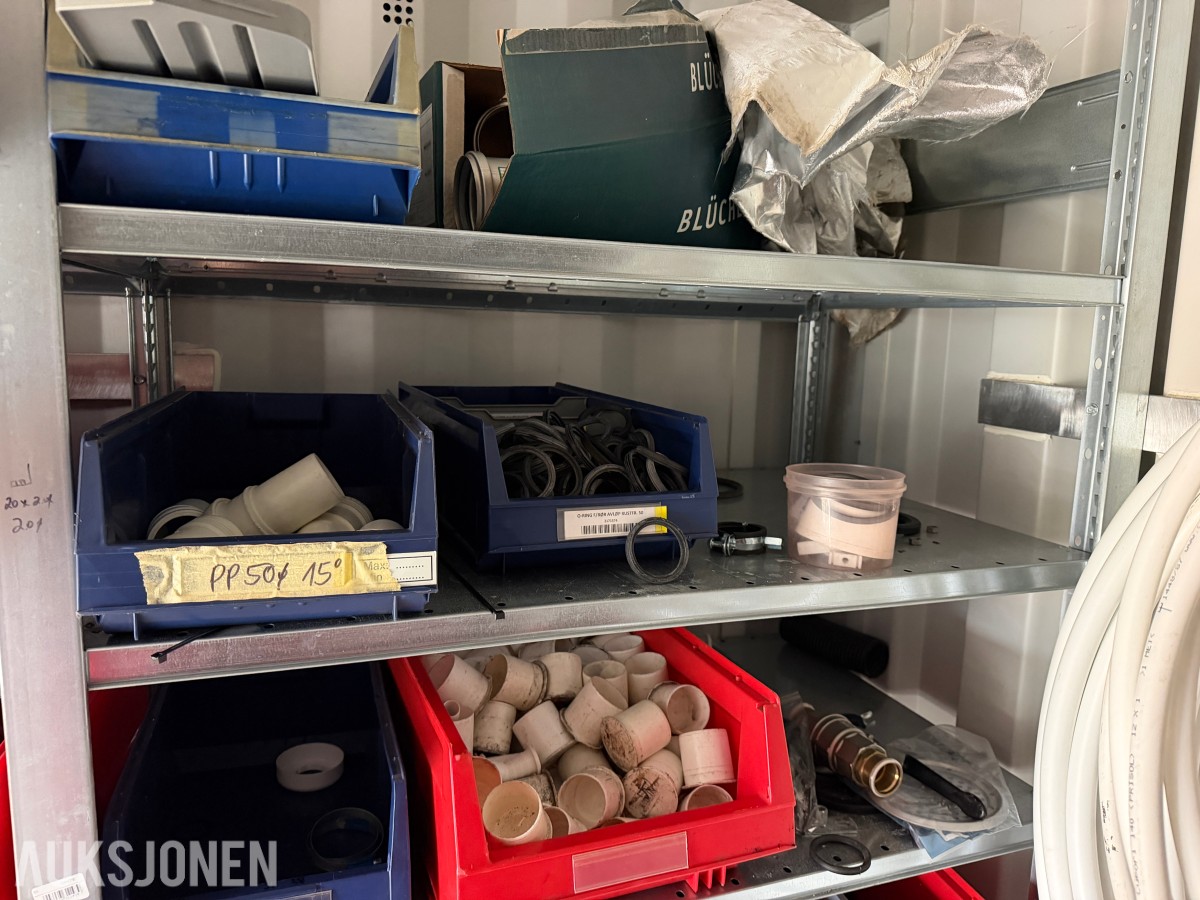 2012 20 FOTS CONTAINER MED REOLER, STRØMINNTAK, RØR OG DELER