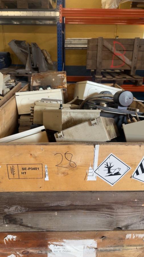 Parti med el-skap og elektriske komponenter