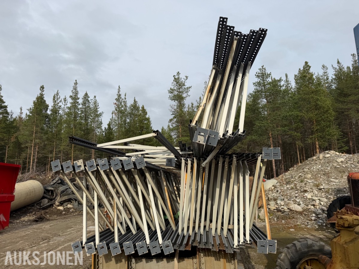 Høvik Pallereol (40 stk. rammer) 6,5 m. høyde. endel bjelker