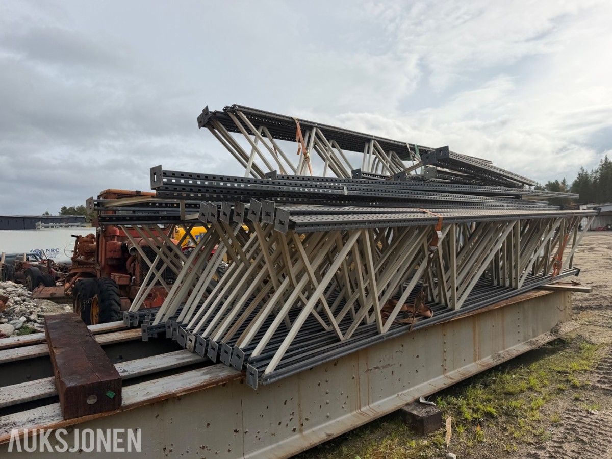 Høvik Pallereol (40 stk. rammer) 6,5 m. høyde. endel bjelker
