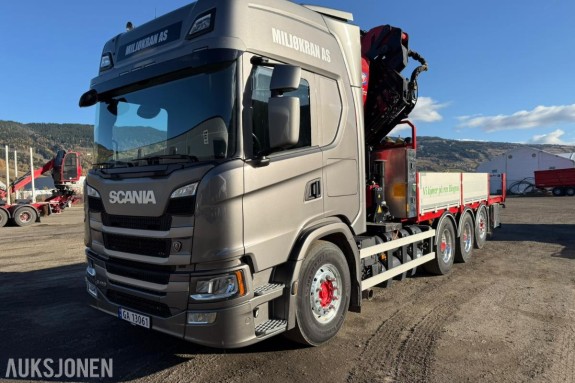 2023 Scania G 410 gassdrevet tridem kranbil med HMF 5020 kran, jibb, hydraulisk utskyt på plan. 