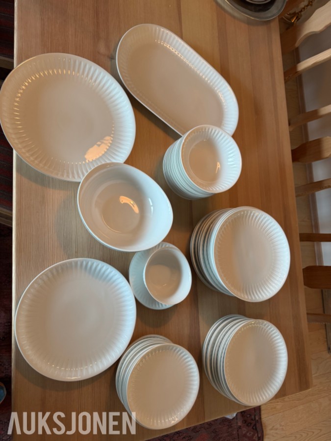 PORSGRUNN PORSELEN MIDDAGSSERVISE OG KAFFESERVISE