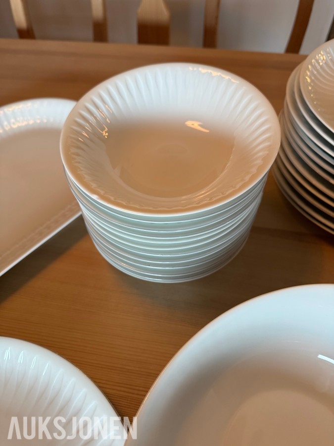 PORSGRUNN PORSELEN MIDDAGSSERVISE OG KAFFESERVISE