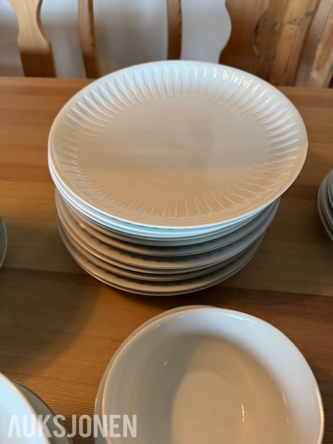 PORSGRUNN PORSELEN MIDDAGSSERVISE OG KAFFESERVISE