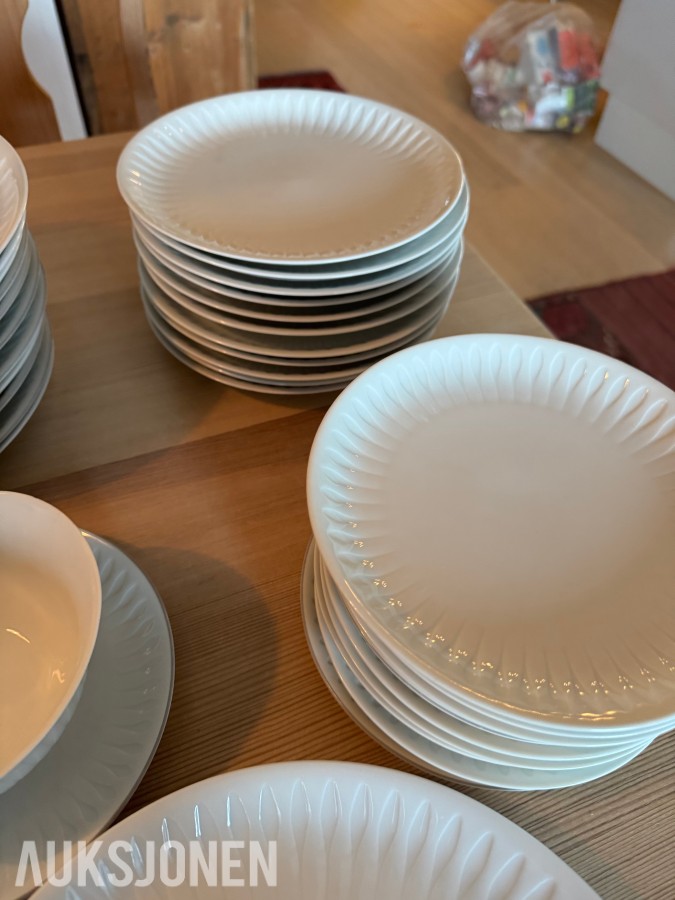 PORSGRUNN PORSELEN MIDDAGSSERVISE OG KAFFESERVISE
