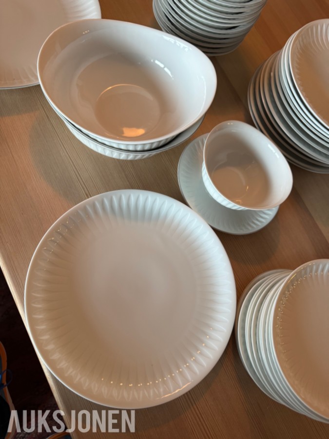 PORSGRUNN PORSELEN MIDDAGSSERVISE OG KAFFESERVISE