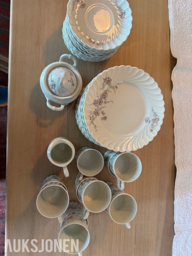PORSGRUNN PORSELEN MIDDAGSSERVISE OG KAFFESERVISE
