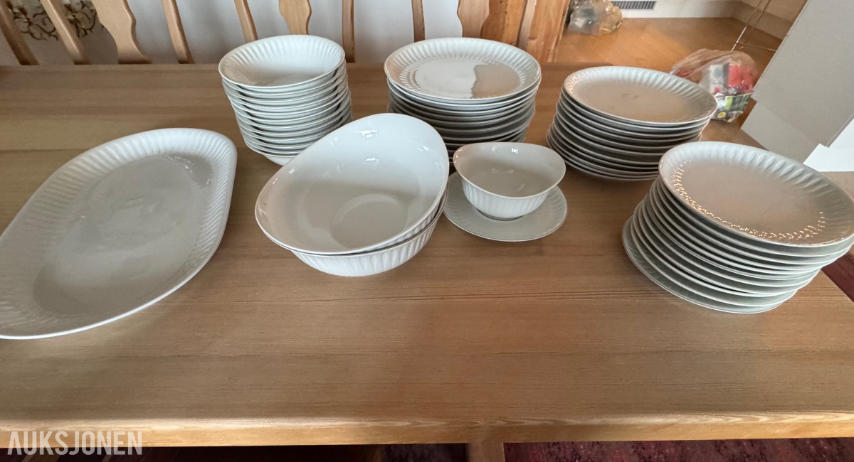 PORSGRUNN PORSELEN MIDDAGSSERVISE OG KAFFESERVISE