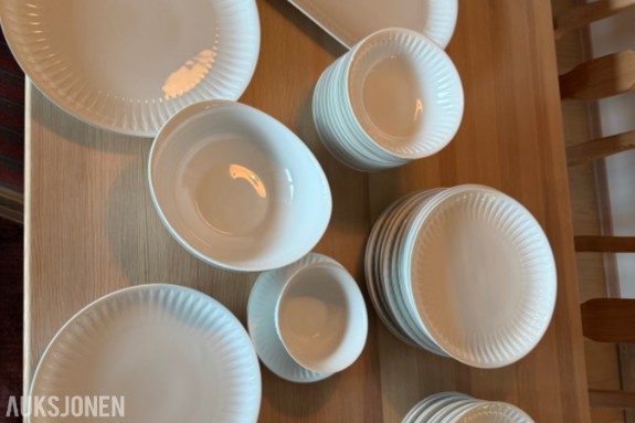 PORSGRUNN PORSELEN MIDDAGSSERVISE OG KAFFESERVISE