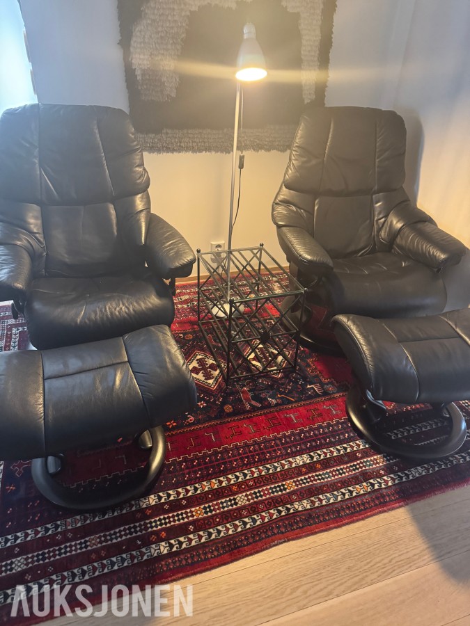 2 STK. SVARTE SKINNSTOLER M/PUFF