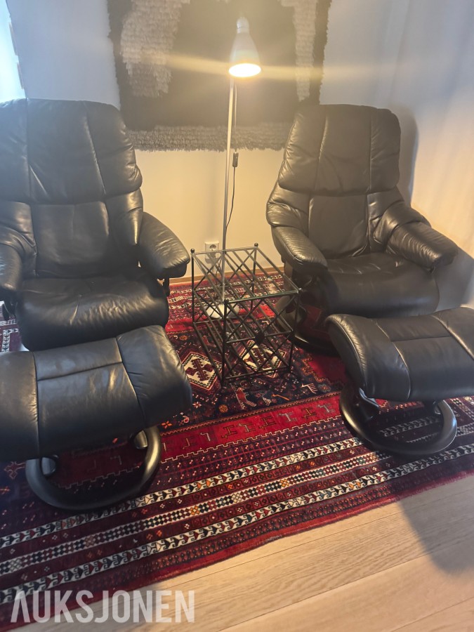 2 STK. SVARTE SKINNSTOLER M/PUFF