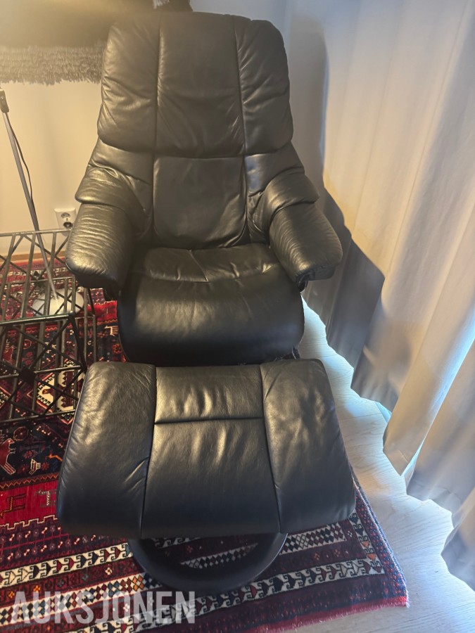 2 STK. SVARTE SKINNSTOLER M/PUFF