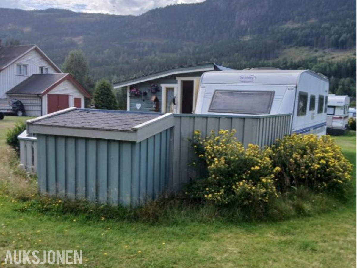 2006 Hobby 560-24H - Campingvogn med spikertelt 