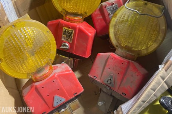 Horisont signalutstyr – 5 stk. slikkepotter med lys og 11 stk. gule signallamper