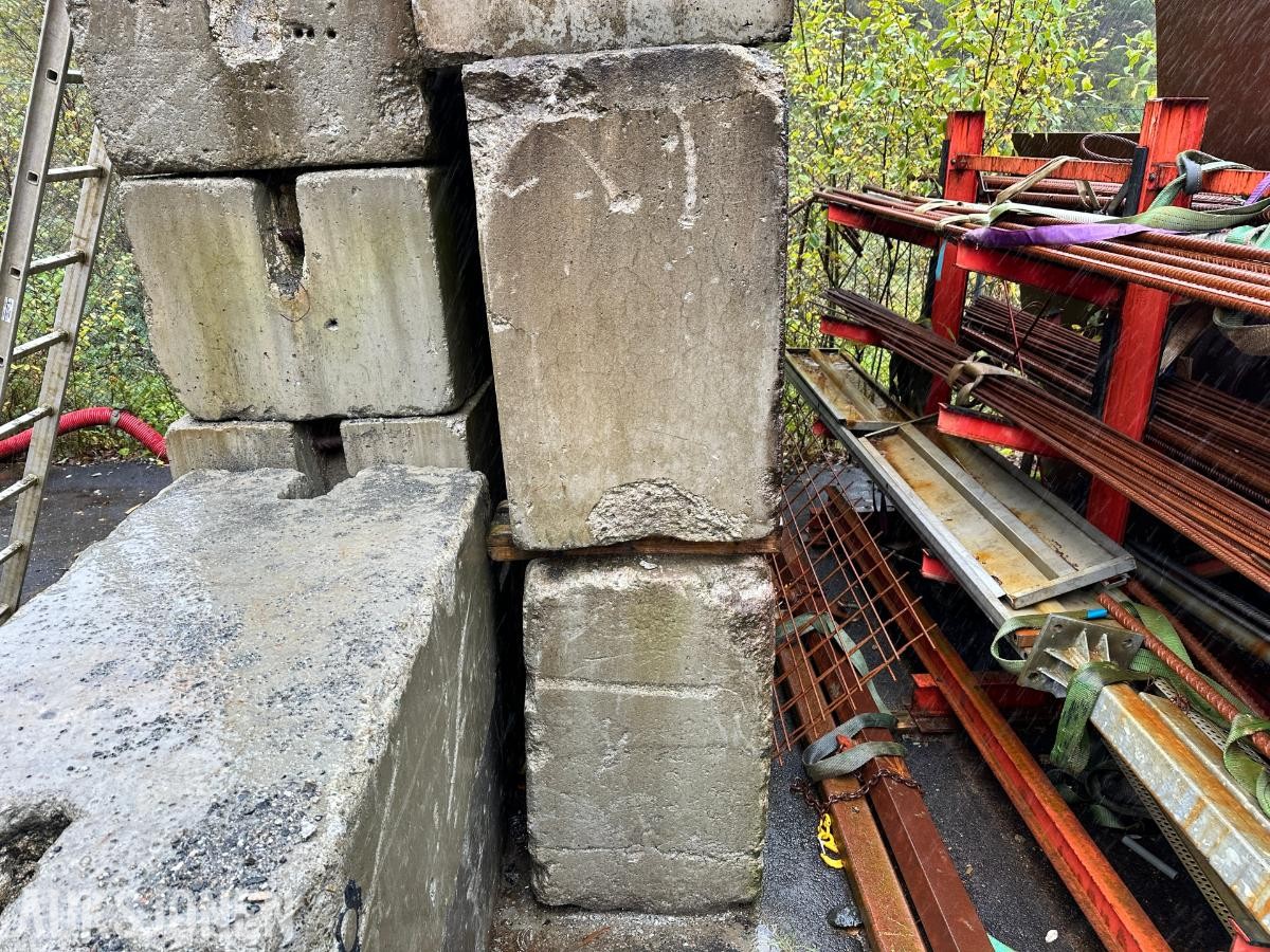 17 stk Parti med kraftige betonglodd - betongblokker selges samlet
