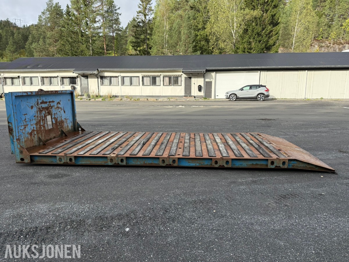 6 METER KROKFLAK / MASKINFLAK MED SKRÅ KJØRERAMPE 