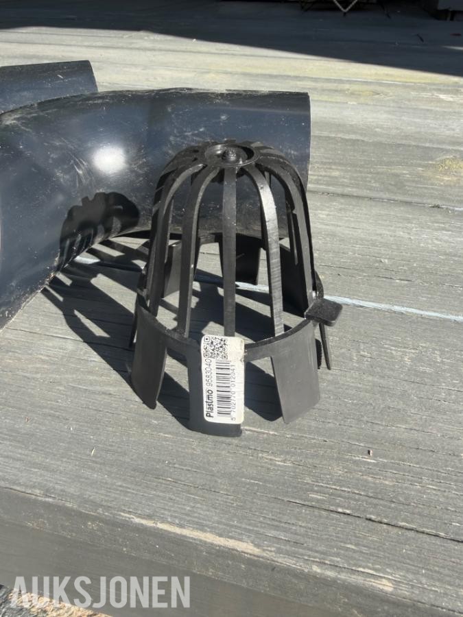 parti med nye Plastmo takrenne deler ,kroker ,bend løvsamler