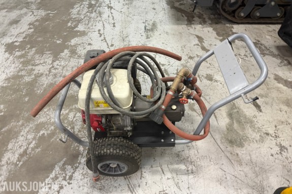 2020 IPC Benz-C H2013P høytrykksvasker - 200 bar - 13,3 l/min - Bensinmotor 6,6 kW - Hjulgående ramme
