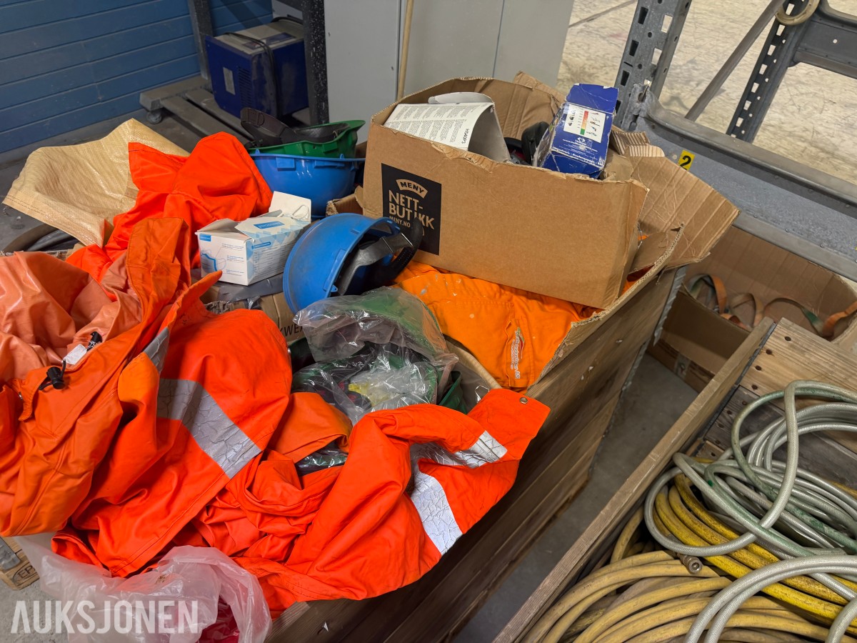 Parti med arbeidstøy, vernehjelmer og hørselsvern