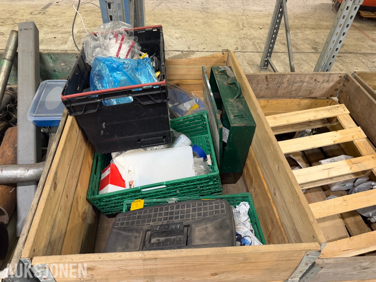 Parti med diverse verkstedutstyr og forbruksmateriell