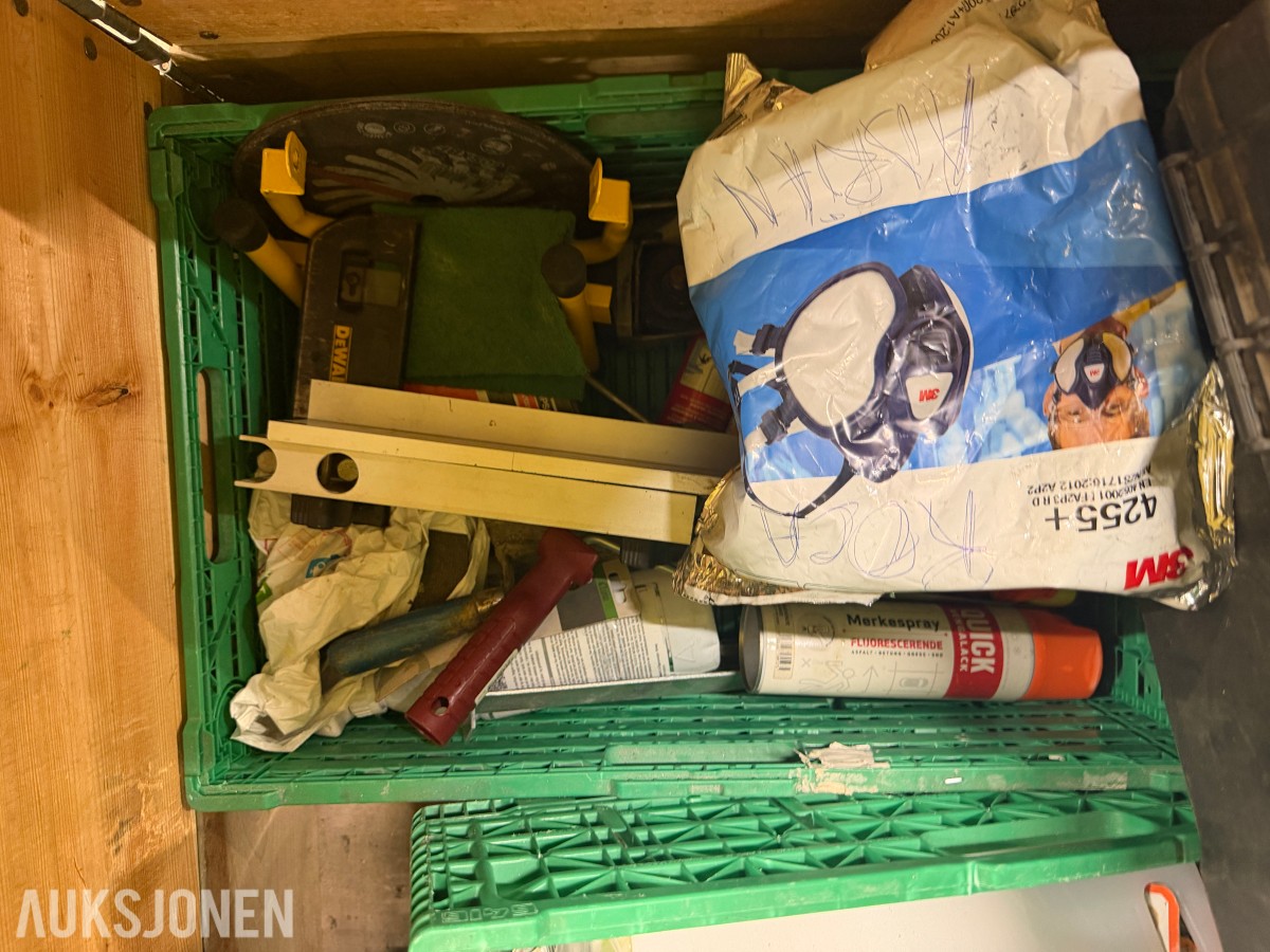 Parti med diverse verkstedutstyr og forbruksmateriell
