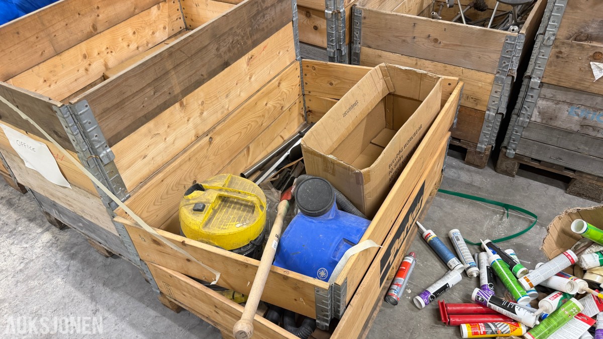 2 paller med diverse kontor- og rengjøringsutstyr