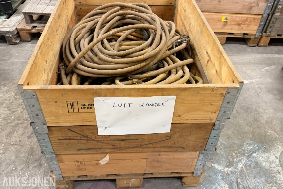 Parti med luftslanger i trekasse – ukjente lengder