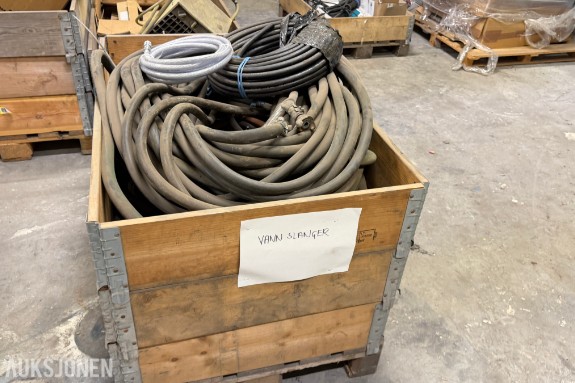 Parti med vannslanger i trekasse – ukjent antall og lengder