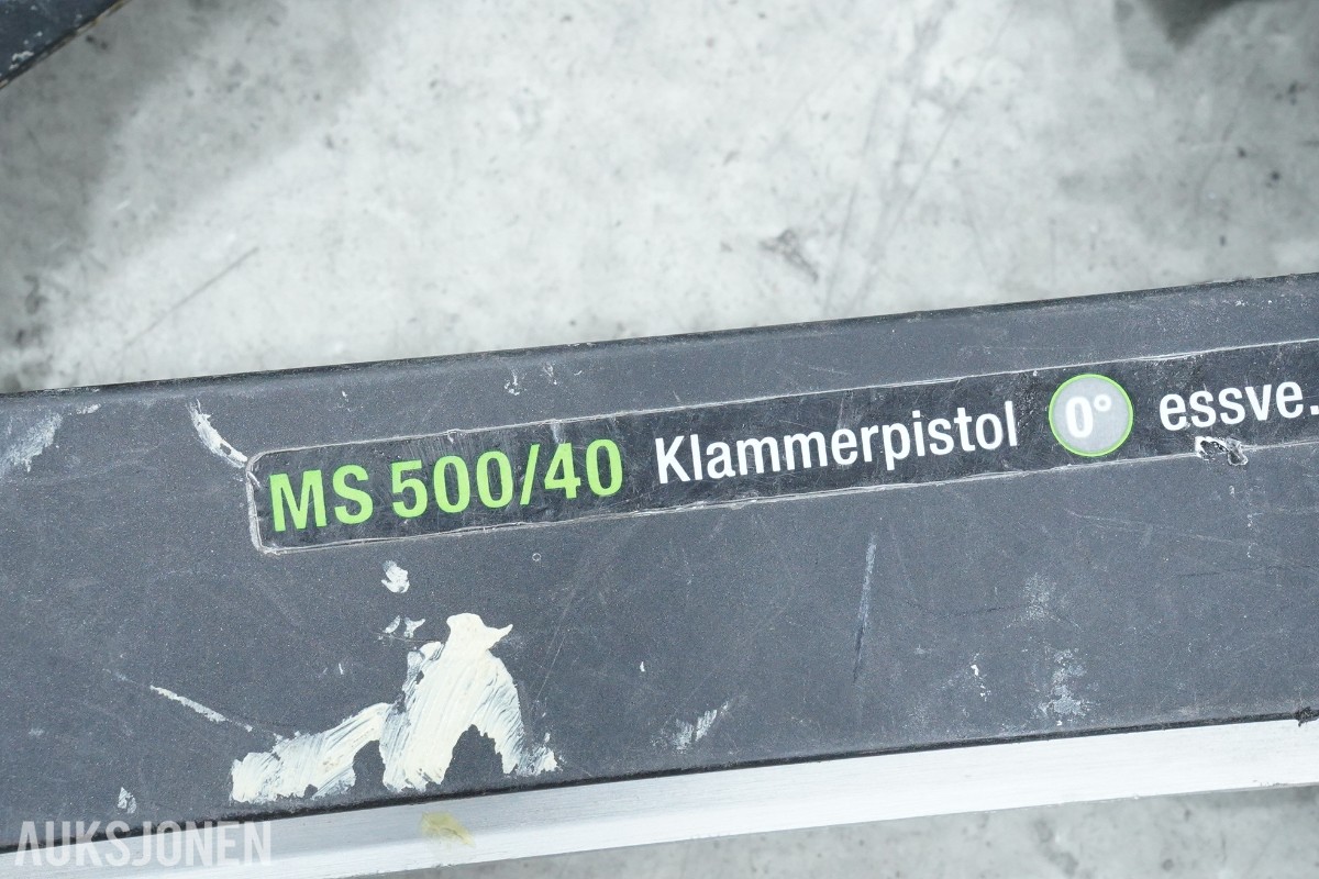 Verktøyparti med spikerpistoler, sirkelsag, fuktmåler, pumpe og blandere