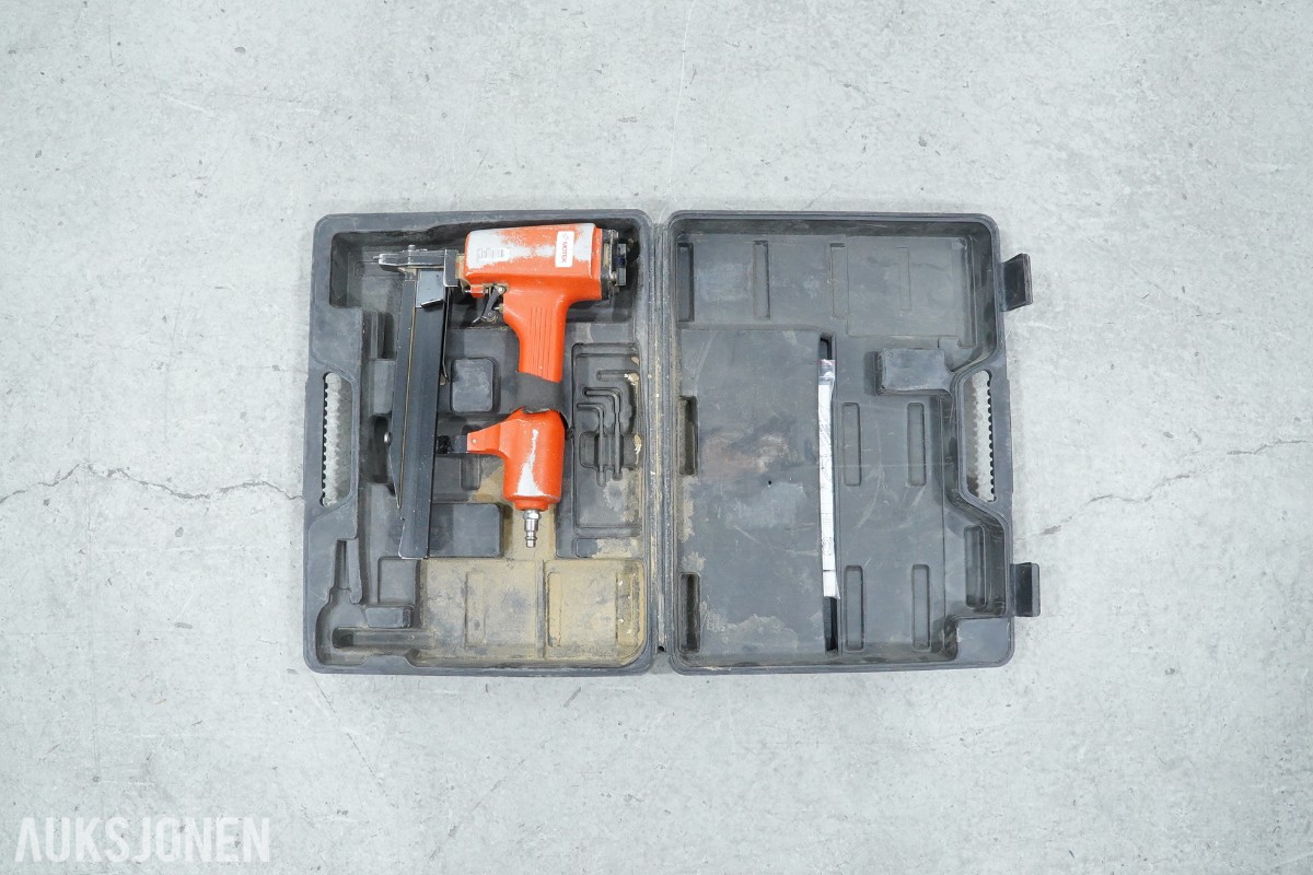 Verktøyparti med spikerpistoler, sirkelsag, fuktmåler, pumpe og blandere