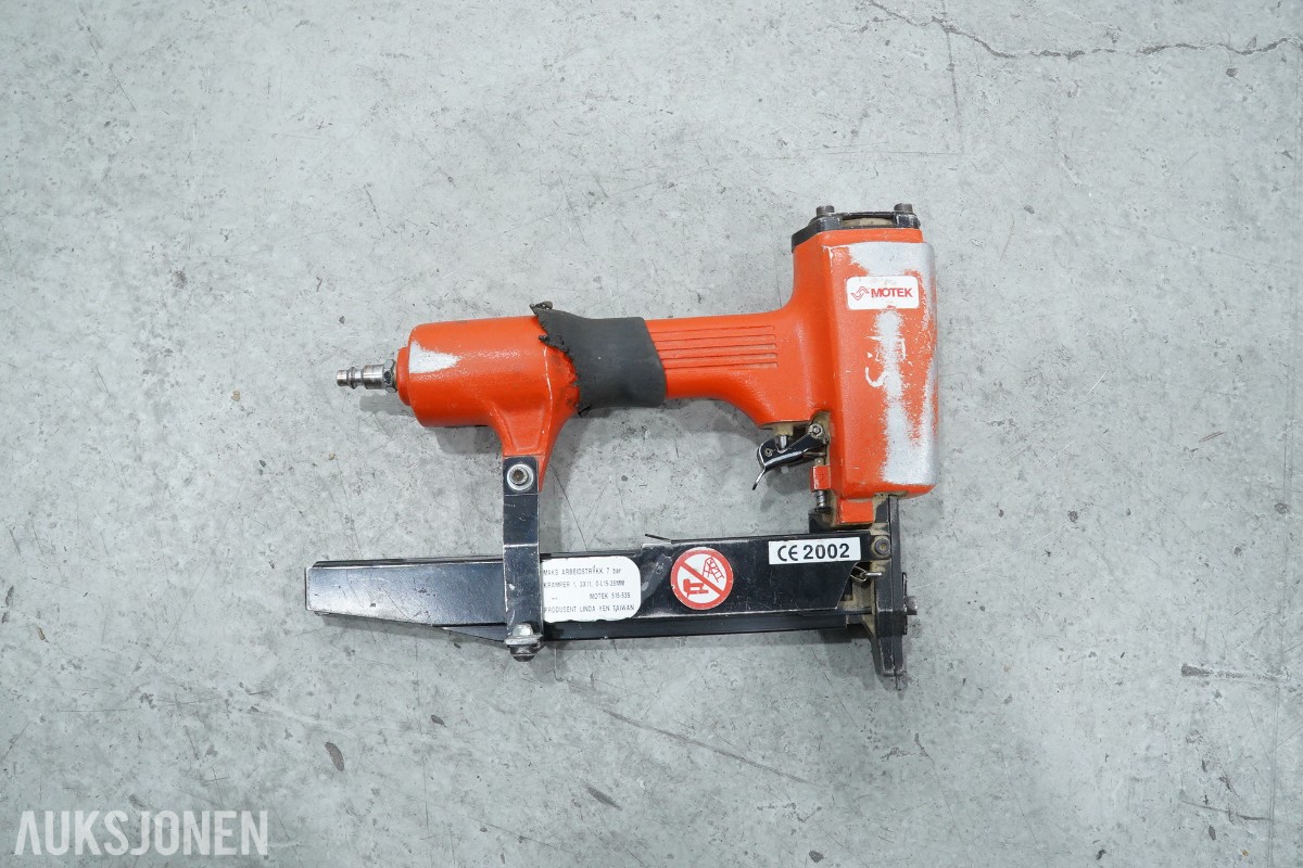 Verktøyparti med spikerpistoler, sirkelsag, fuktmåler, pumpe og blandere