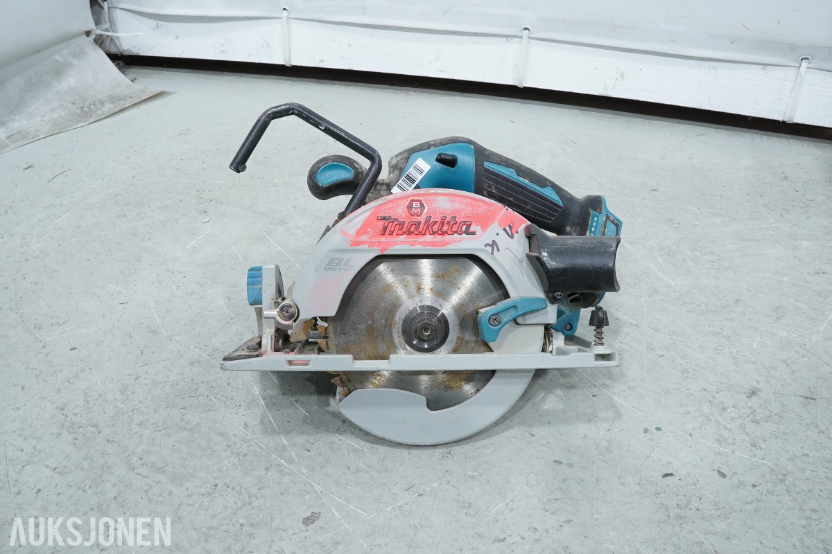 Verktøyparti med spikerpistoler, sirkelsag, fuktmåler, pumpe og blandere