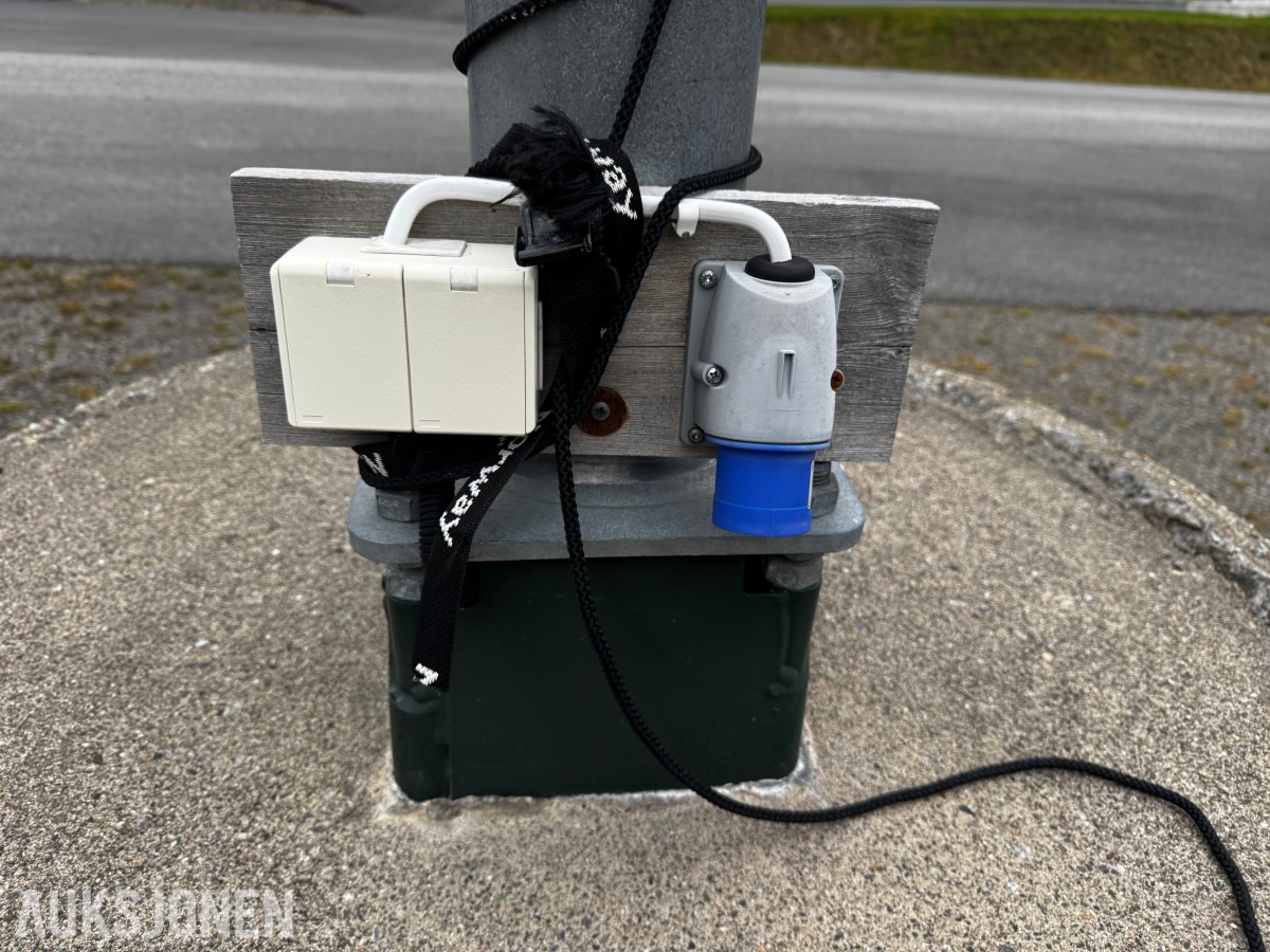 3 stk lysmaster med betong fundament