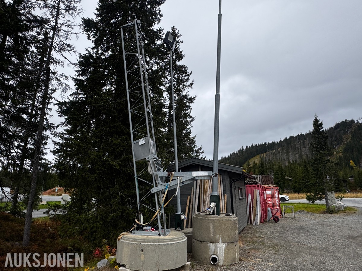 Tårn til snøkanon med elektrisk høydejustering