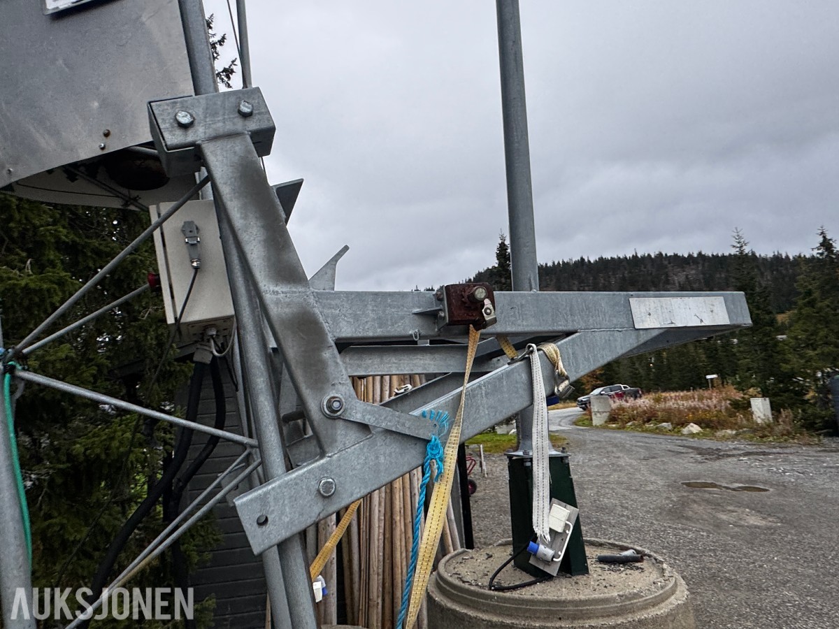 Tårn til snøkanon med elektrisk høydejustering
