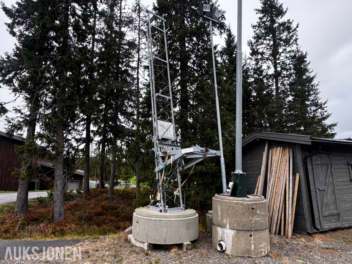 Tårn til snøkanon med elektrisk høydejustering