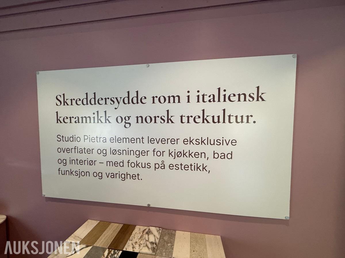 Kjøkkenøy / utstillingsøy med steinoverflater – Studio Pietra Element