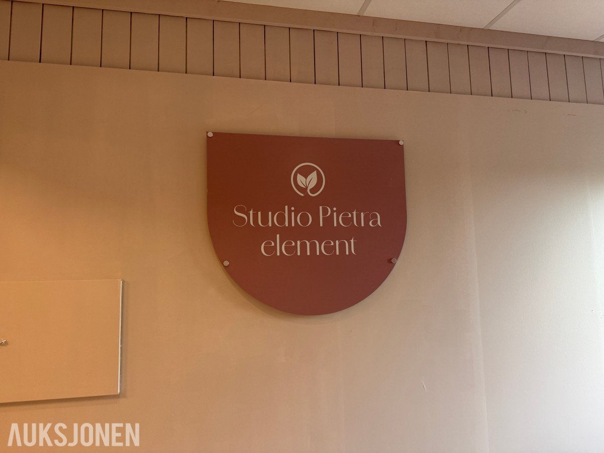 Kjøkkenøy / utstillingsøy med steinoverflater – Studio Pietra Element