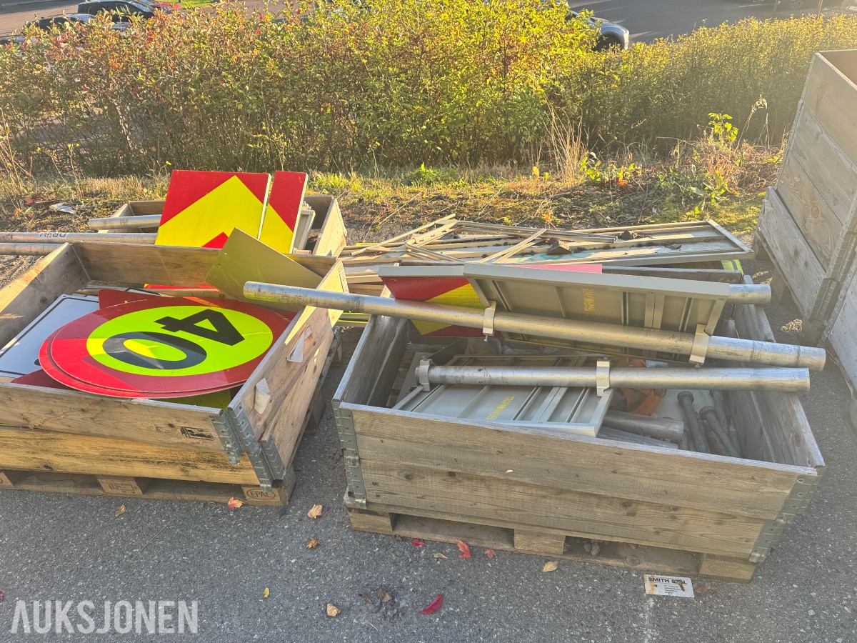 Parti skilter, skiltrammer og stolper til veiarbeid