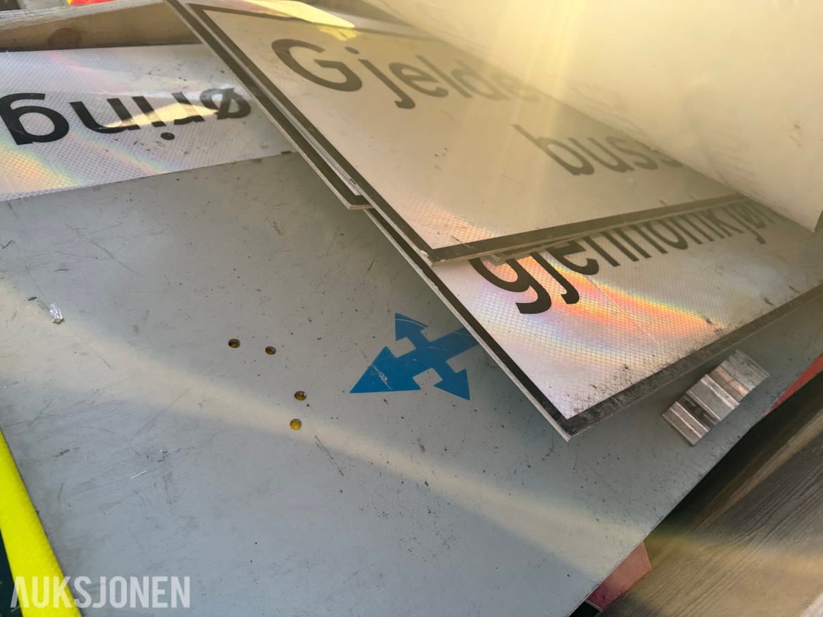 Parti skilter, skiltrammer og stolper til veiarbeid