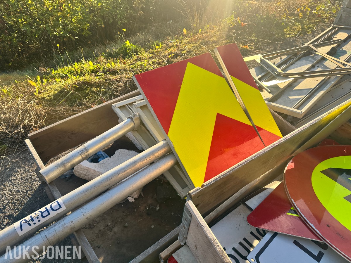 Parti skilter, skiltrammer og stolper til veiarbeid