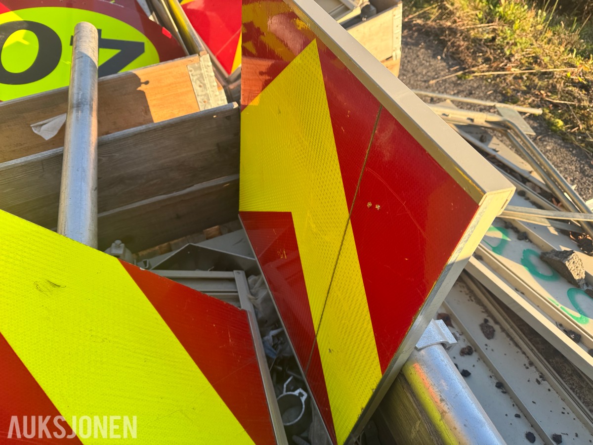 Parti skilter, skiltrammer og stolper til veiarbeid