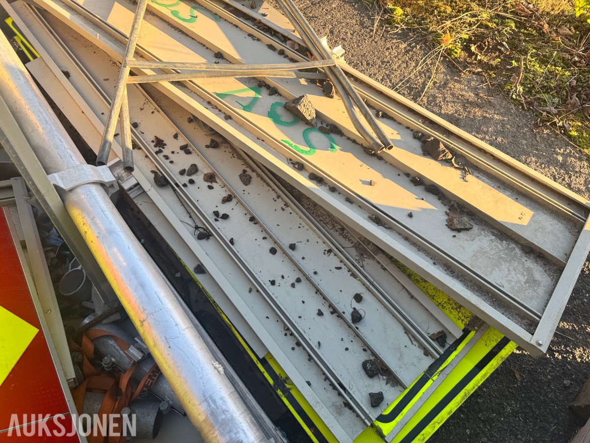 Parti skilter, skiltrammer og stolper til veiarbeid