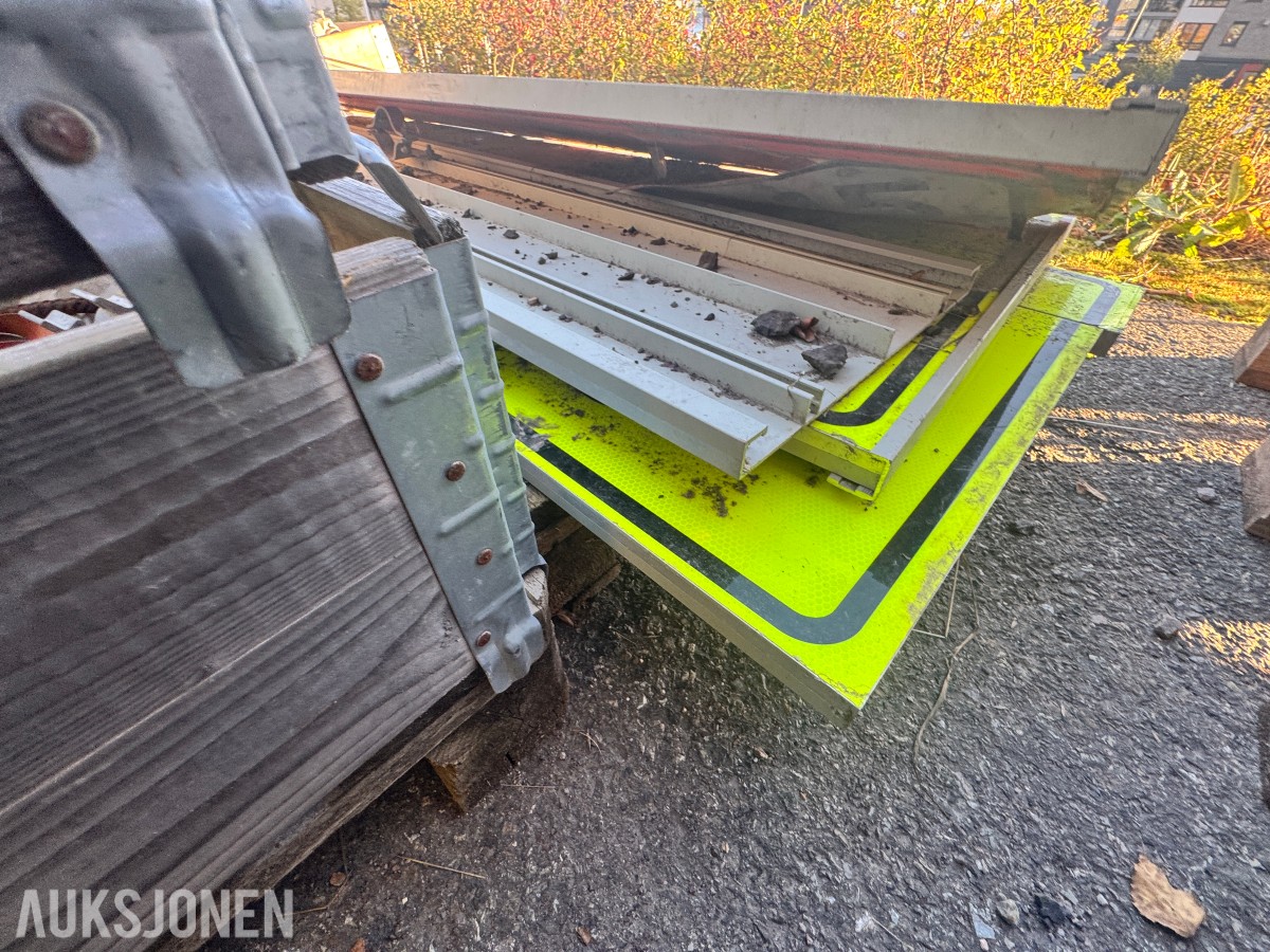 Parti skilter, skiltrammer og stolper til veiarbeid